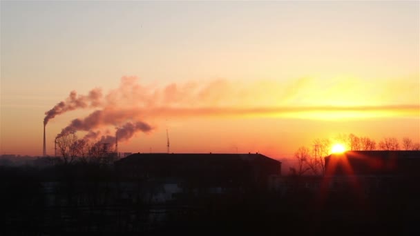Soluppgång i industriella staden. Omsk. Ryssland. — Stockvideo