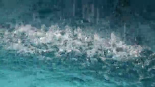 Getto d'acqua che cade sulla superficie della piscina . — Video Stock