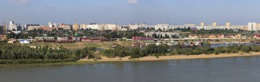 Yaz kentsel peyzaj. Omsk. Rusya.