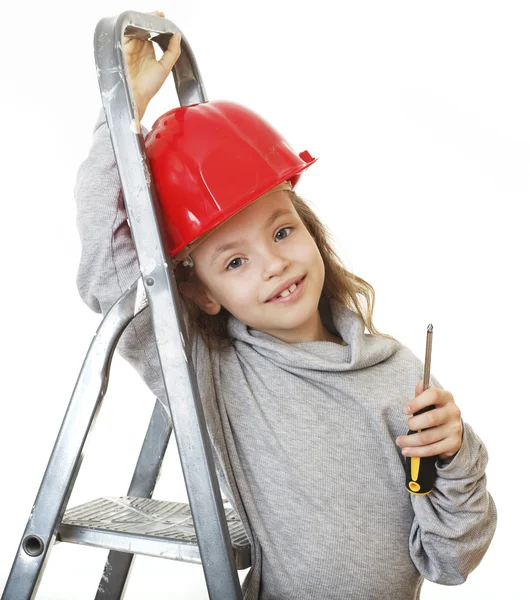 Mädchen im Bauhelm mit Schraubenzieher. — Stockfoto