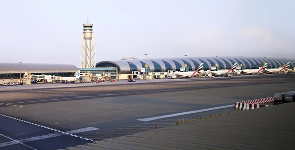 Międzynarodowe lotnisko w Dubaju. Zjednoczone Emiraty Arabskie. — Zdjęcie stockowe