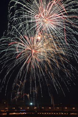Gece gökyüzünde güzel havai fişekler.