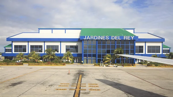 Mezinárodní letiště Jardines Del Rey z Cayo Coco. Kuba. — Stock fotografie