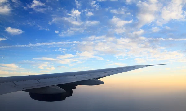 (ビュー平面から) 湾に沈む夕日で翼の航空機。アラブ首長国連邦. — ストック写真