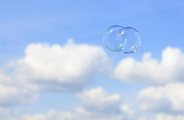 Burbujas contra el cielo azul con nubes . —  Fotos de Stock