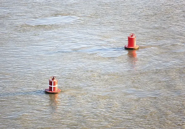 Κόκκινο σημαντήρες στον ποταμό. — Φωτογραφία Αρχείου