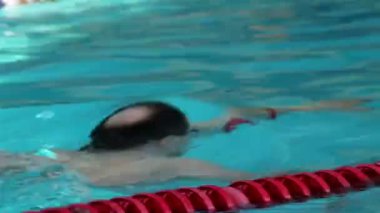 adam yüzücü eğitim Havuzu.