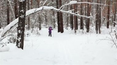 küçük kız ormanda Kayak.