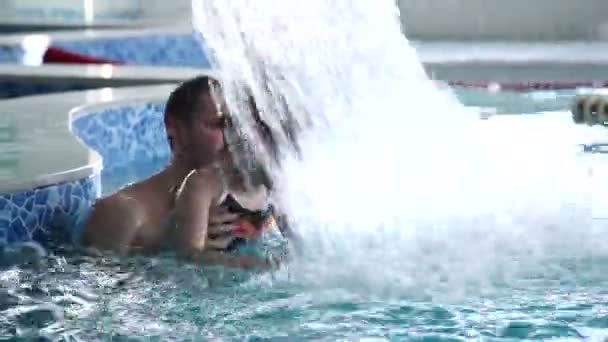 Папа и дочь веселятся в аквапарке . — стоковое видео