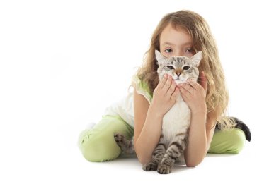 güzel küçük bir kız onu kedi sarılma.