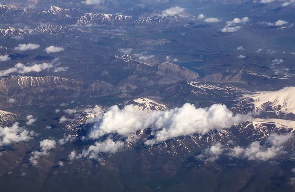 Kaukasus bergen (vy från plan). — Stockfoto