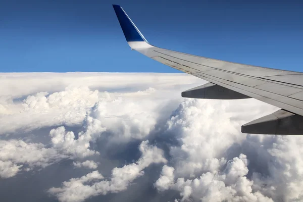 積雲の雲の上の翼の航空機. — ストック写真