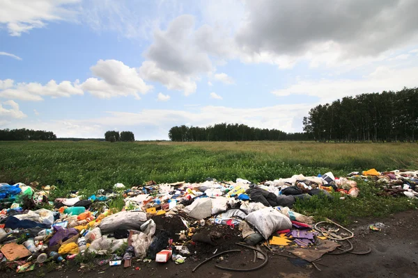 Garbage dump on the side of the fields. — Stock Photo, Image