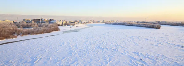 Winter cityscape aan de rivier de Irtysj. Panorama omsk. Rusland. — Stockfoto