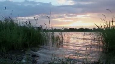 Göl şafakta. Timelapse görünümü