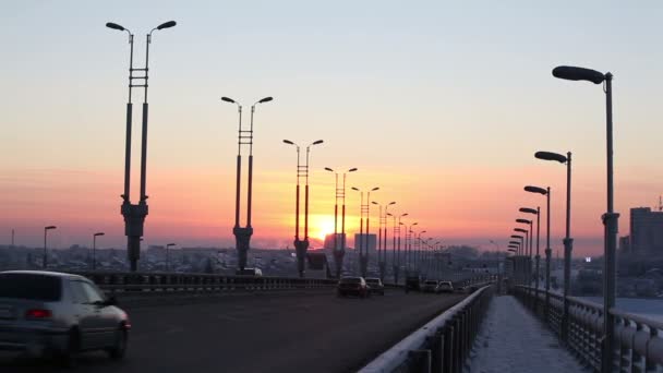 Autos fahren bei Sonnenuntergang auf einer Brücke. Zeitraffer-Ansicht — Stockvideo
