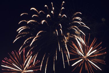 Gece gökyüzünde güzel havai fişekler.