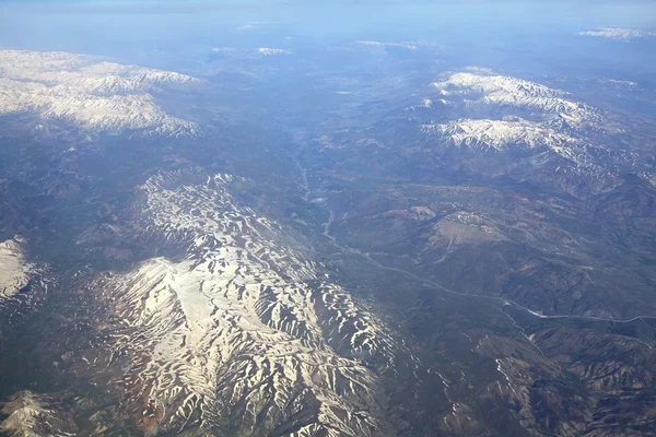 Kaukasus bergen (vy från plan). — Stockfoto