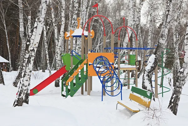 Parco giochi per bambini nella foresta invernale. — Foto Stock