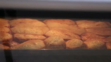 Yumurtalı ekmek fırında pişirilir..