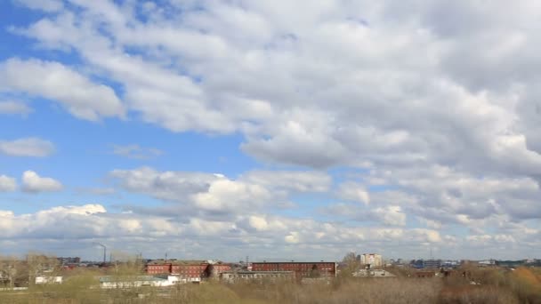 Кучевые облака над городом (панорама ). — стоковое видео