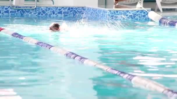 Küçük kız havuzda yüzüyor.. — Stok video