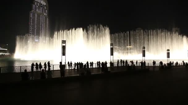 Burj Khalifa Performing Fountain (Dubai). Os Emirados Árabes Unidos . — Vídeo de Stock