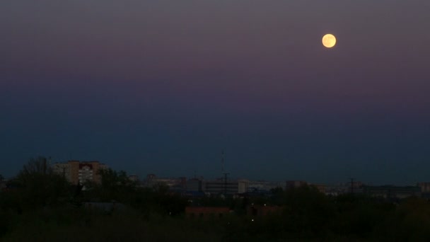 Volle maan over de stad. — Stockvideo