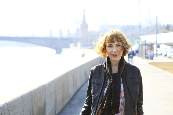 Beautiful girl walking around Moscow. — Stock Photo, Image