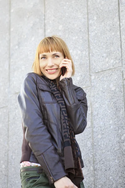 휴대 전화로 이야기 하는 아름 다운 소녀. — 스톡 사진