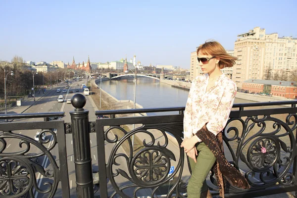 Beautiful girl walking around Moscow (stopped on the bridge). — Stock Photo, Image