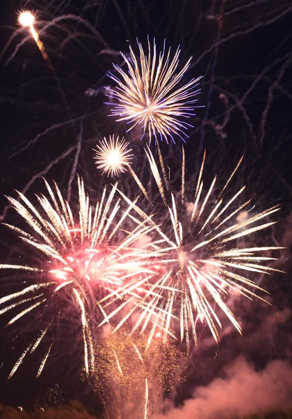 Wunderschönes Feuerwerk am Nachthimmel. — Stockfoto