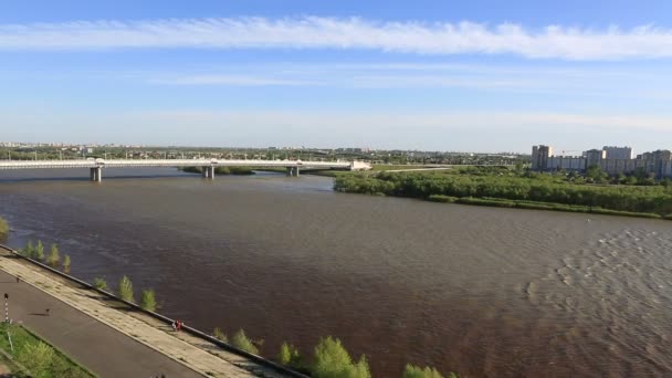 Мост назван в честь шестидесятой годовщины победы. Омск. Россия . — стоковое видео