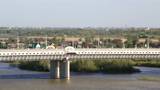 Ponte nomeada após o sexagésimo aniversário da vitória. Omsk. Rússia . — Vídeo de Stock