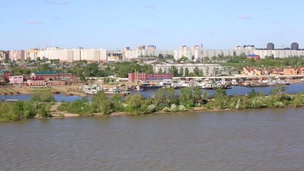 Panorama stad Omsk aan de Irtysh rivier. Rusland. — Stockvideo