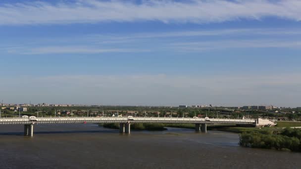 Pont nommé d'après le soixantième anniversaire de la victoire. Omsk. Russie .