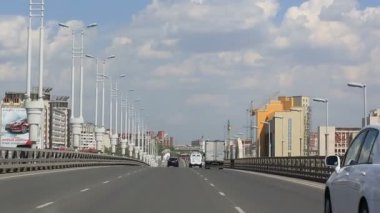 altmışıncı yıldönümü sonra ismini köprüsü üzerinde sürüş. Omsk. Rusya.