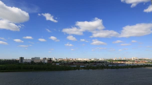 積雲の雲が街の上に浮かんで。タイムラプス ビュー — ストック動画