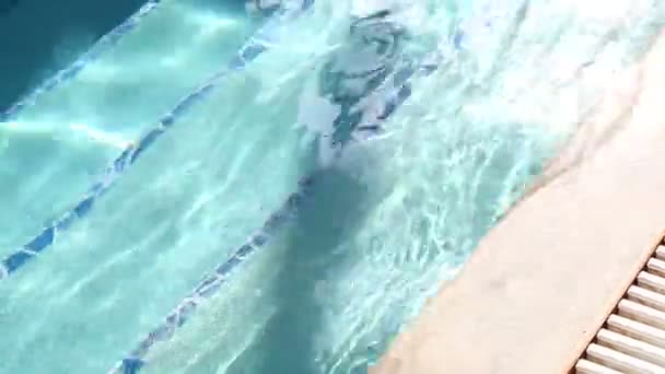 Водна поверхня і сходи в басейні . — стокове відео
