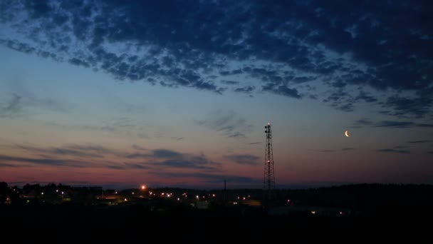 Mond über der Stadt in den frühen Morgenstunden (singende Frösche und Vögel). — Stockvideo