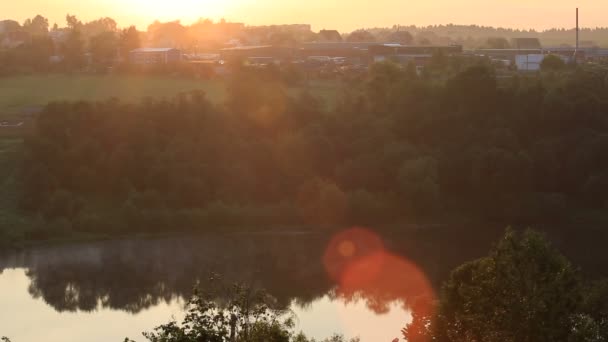 Dimma och solen strålar över ptitsegradsky dammen. Sergiev posad. Timelapse Visa — Stockvideo