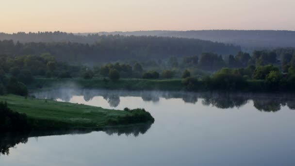 Mlha nad ptitsegradsky rybníkem v časných ranních hodinách. timelapse zobrazení — Stock video