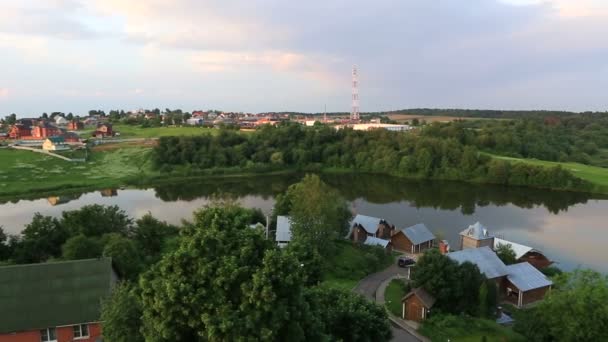 Panorama da lagoa de Ptitsegradsky. Sergiev Posad. Região de Moscovo. Rússia . — Vídeo de Stock