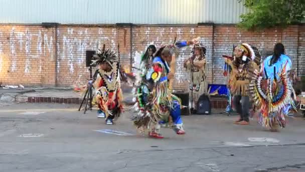 Індіанці співають і танцюють у центрі Москви. Росія. — стокове відео