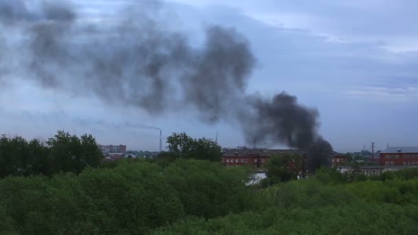 Чорний дим в житловому районі. пожежа в Омську. Росія. — стокове відео