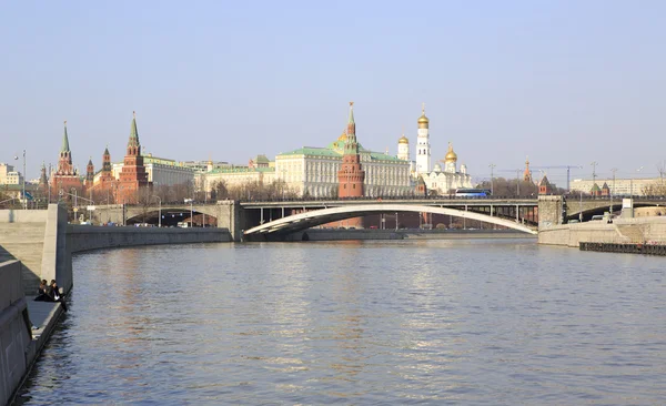 Grande ponte de pedra sobre o rio Moscou . — Fotografia de Stock