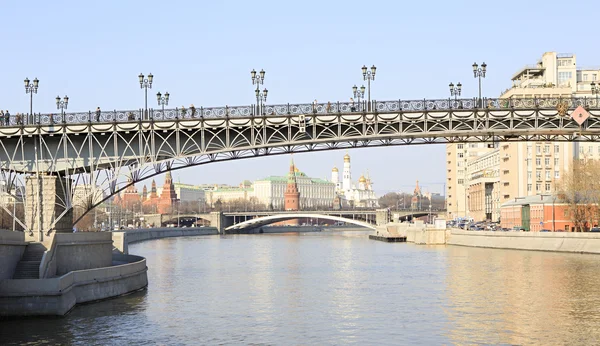 Patriarchalische Brücke über den Fluss Moskau. — Stockfoto