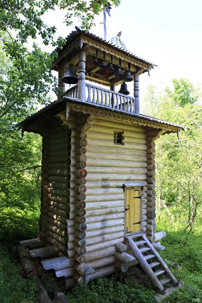 Glockenturm des Wasserfalls Gremyachiy Schlüssel. — Stockfoto