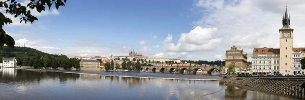 Charles Köprüsü (Prag 'da Vltava Nehri üzerindeki ortaçağ köprüsü). — Stok fotoğraf