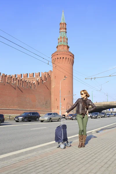 Beautiful girl came to conquer Moscow. — Stock Photo, Image